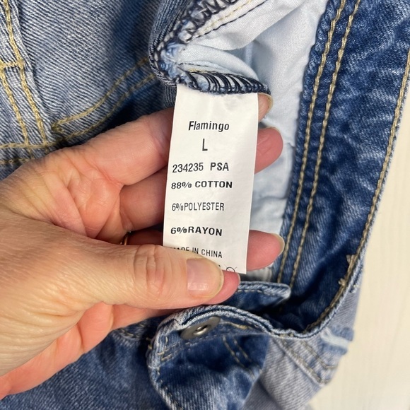 Flamingo high rise distressed light wash jean. Size Large - Picture 11 of 11